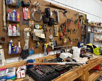 Assorted power & hand tools 