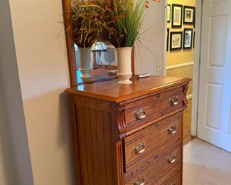 Oak chest of drawers 