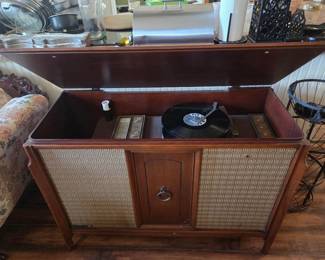 Vintage RCA Victor Stereo & Record Player