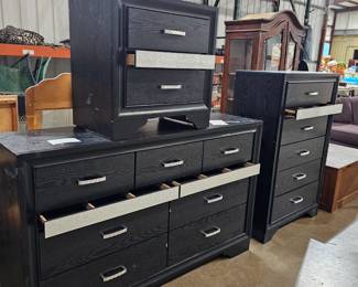 DRESSER / CHEST OF DRAWER / NIGHTSTAND
