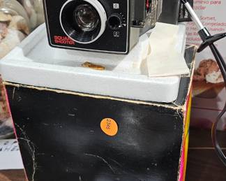 VINTAGE POLAROID CAMERA