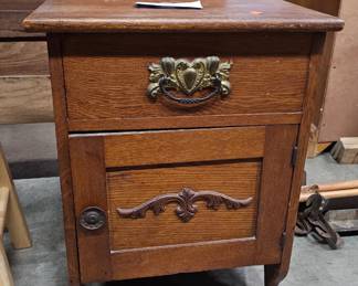 END TABLE / NIGHT STAND