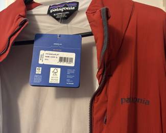 never worn women's XL Patagonia jacket, not as big as it seems but great fit for anyone needing a good ski / winter jacket.