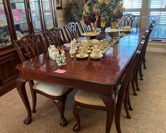Pennsylvania House formal dining table with 10 chairs and 2 leaves, Gorgeous!