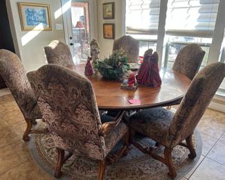 Beautiful Round dining table with 5 leaves and 6 chairs!