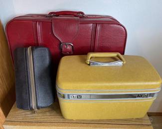 126 VintageLuggageLotFeaturingaSamsoniteHardSidedTrainCase