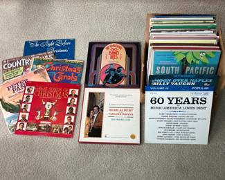 17 VintageRecordsLotFeaturingManyKidsandHolidayAlbums