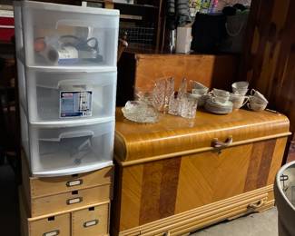 Plastic Storage Shelf, Wooden Trunk 