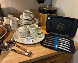 Johnson Brothers Tudor Flowers Dish Set 