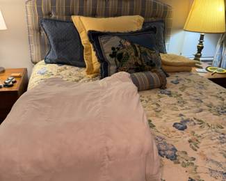 Qn Bed w/ Linens, drapes, etc 