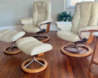 PAIR OF STRESSLESS CHAIRS AND OTTOMANS