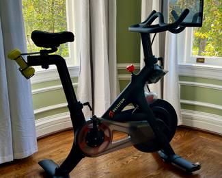 PELOTON BIKE