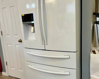 SAMSUNG REFRIGERATOR
