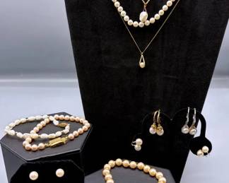 Gorgeous Pearl EarringsBraceletsNecklaces None Of This Has Been Authenticated
