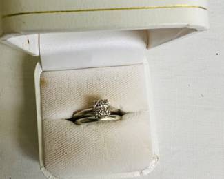 Several pieces of nice jewelry