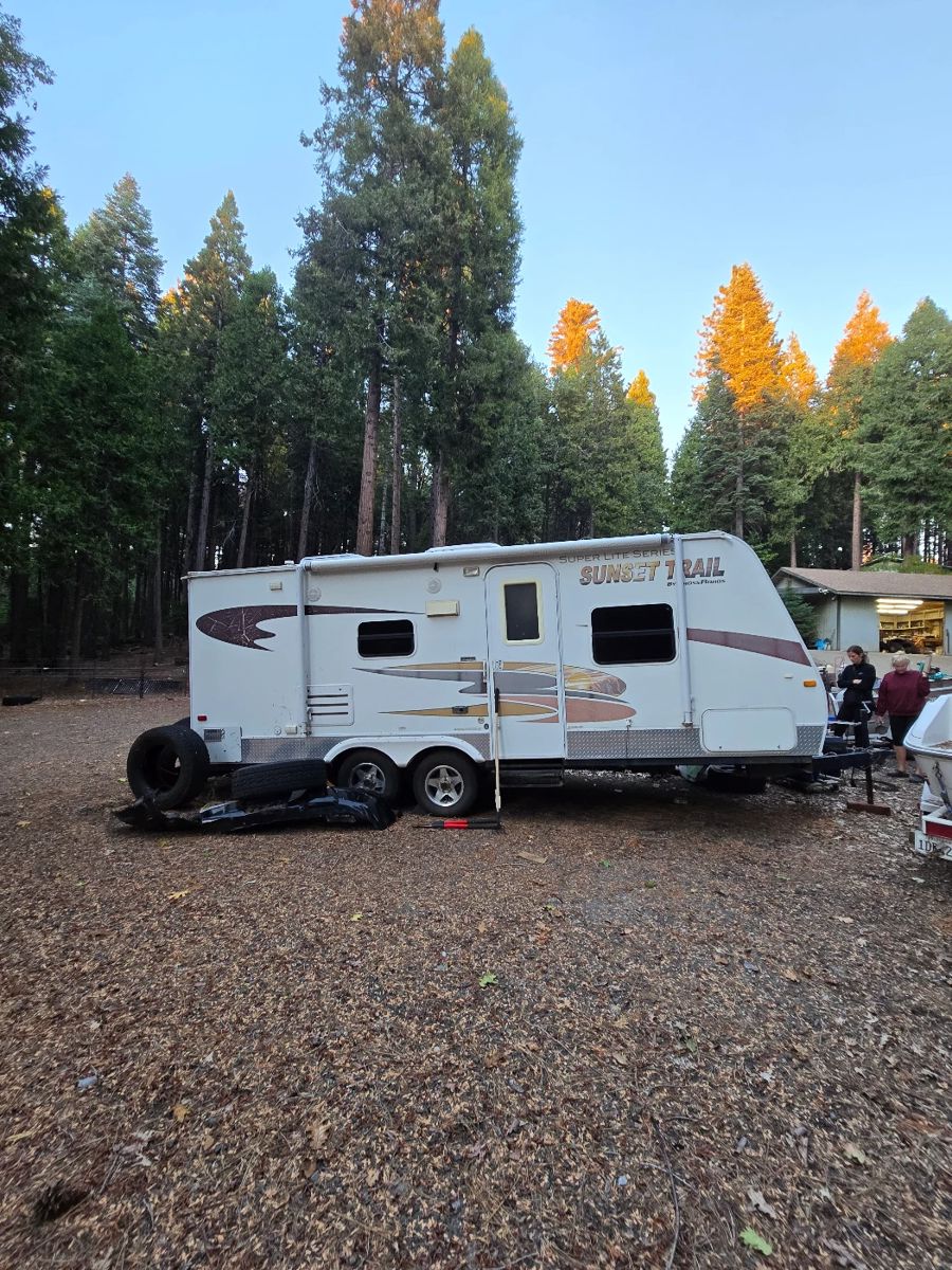 2009 CrossRoads Sunset Trail Super Lite – (Project Camper, No Title)   This trailer has a sturdy frame, good interior, and functional appliances — stove, fridge, microwave, sink, and bathroom fixtures all in good condition.
It would make an excellent project for someone handy or looking for a lightweight camper to restore.
&#129520; Notes:
Slide-out and awning currently not powering out
Some water damage visible in front interior wall/cabinets and rear bathroom storage
Tires in good shape
Lightweight and towable with half-ton truck