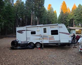 2009 CrossRoads Sunset Trail Super Lite – (Project Camper, No Title)   This trailer has a sturdy frame, good interior, and functional appliances — stove, fridge, microwave, sink, and bathroom fixtures all in good condition.
It would make an excellent project for someone handy or looking for a lightweight camper to restore.
&#129520; Notes:
Slide-out and awning currently not powering out
Some water damage visible in front interior wall/cabinets and rear bathroom storage
Tires in good shape
Lightweight and towable with half-ton truck