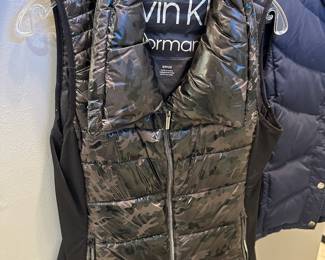 Calvin Klein Women's Black & Camo Puffer Zip Up Vest – Size Small