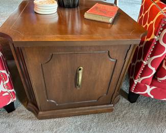 Traditional Style End Table
