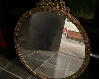 Ornate Gilt-Framed Round Wall Mirror with Bow Motif