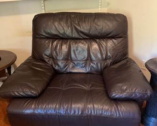 BLACK LEATHER CHAIR