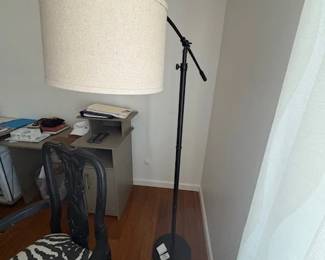 FLOOR LAMP WITH FOOT PEDAL ON/OFF