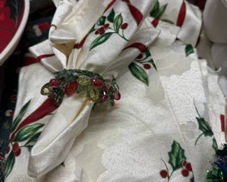 BEAUTIFUL Christmas linen set. Placemats, napkins, and napkin rings.