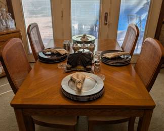Dining room table, 4 chairs, and 1 leaf