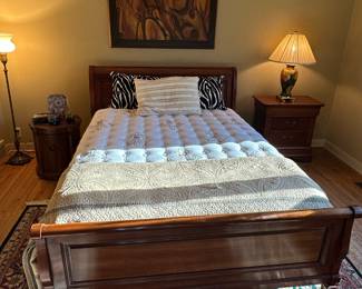 Queen sleigh bed 