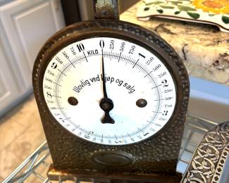 Vintage Norwegian kitchen scale