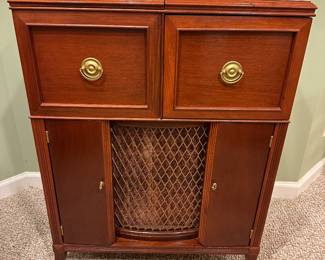 Stewart-Warner AM/FM radio console w/phonograph 