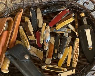 Great variety of old and new pocket knives