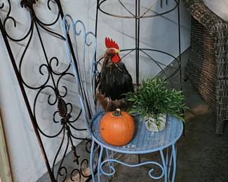 Garden trellis, and cute garden decor accents.