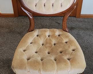 Ooh la la, stunning accent chair!