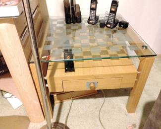 Game end table with glass top