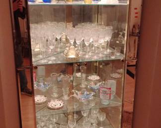 Mirrored corner display hutch