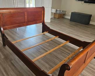Queen size sleigh bed $100