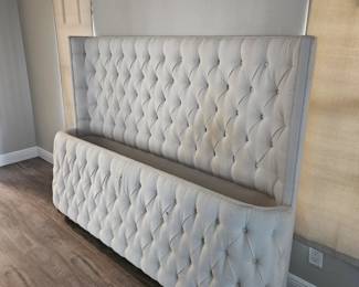 King size tufted headboard frame set
$100.00 as is ( we have all the pieces) needs a light cleaning