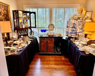 MORE ELEGANT DINING THIS WAY.