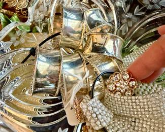 SO MANY NAPKIN RINGS OF ALL STYLES.