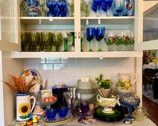 SO MUCH GLASSWARE! LINENS!