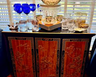DREXEL CHINOISERIE BAR SIDEBOARD. TOP ON BOTH SIDES LIFTS UP.