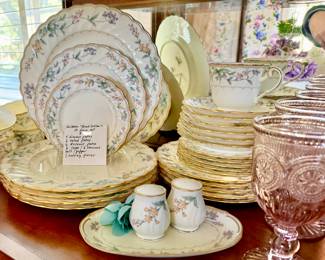 NORITAKE "BROOK HOLLOW" CHINA 33 PIECE PLACE SETTING.