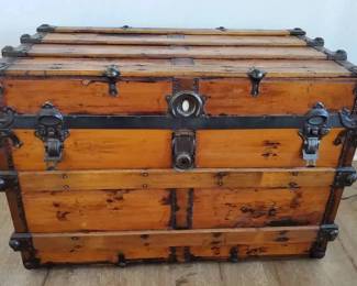 RS107Vintage Steamer Trunk