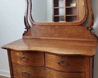 RS129VVintage Dresser With Mirror