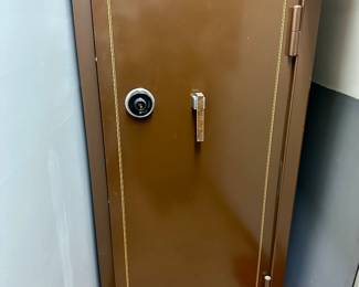 Browning combination gun safe, starting price Friday is $250 !!!