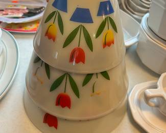 Vintage Tulip Mixing Bowl Set of 3.