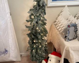 4-Foot Pre-Lit Flocked Tree
