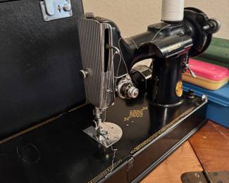 1949 Singer Featherweight sewing machine with case