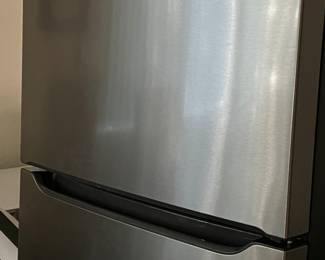 FRIGIDAIRE STAINLESS STEEL REFRIGERATOR/FREEZER